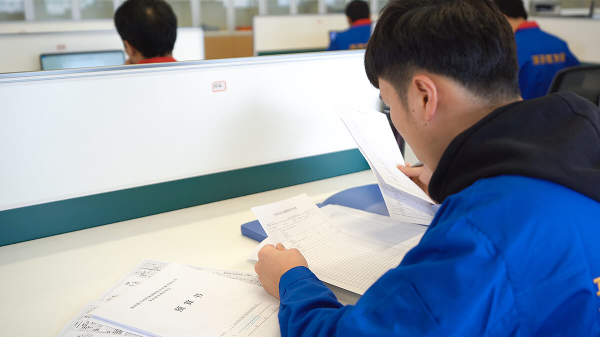 موظفو المؤسسة